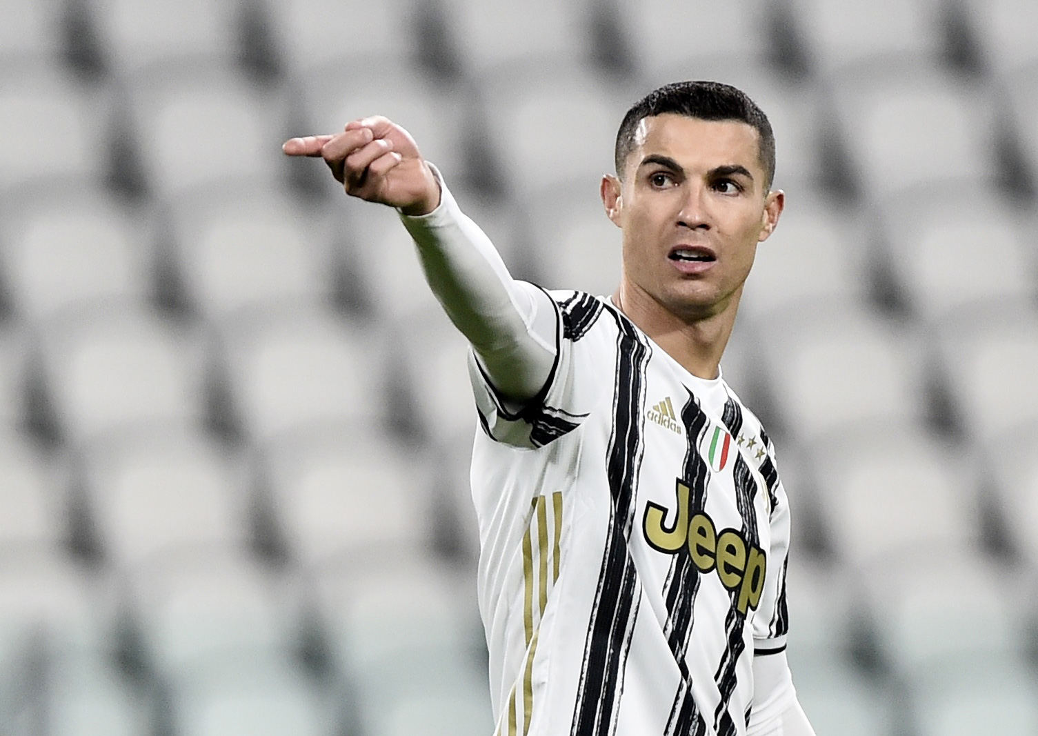 Ronaldo đua danh hiệu cá nhân, Juventus dễ về đích tay trắng