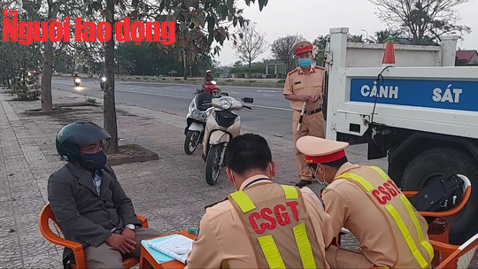CLIP: Người đàn ông từ chối đo nồng độ cồn, gọi điện thoại đọc số hiệu và tên CSGT cho người bí ẩn - Ảnh 3.