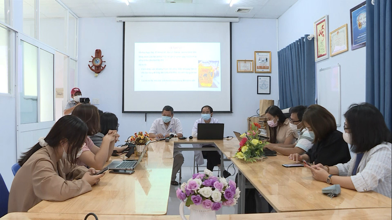 Bé uống nhầm dầu hỏa, mẹ móc họng khiến con nguy kịch