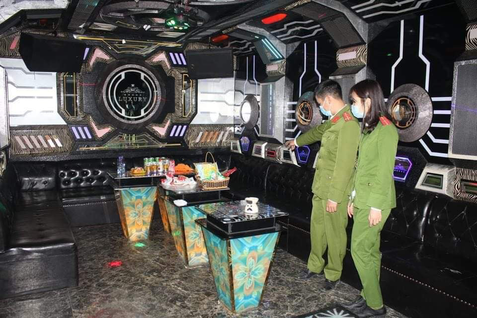 Di l&yacute; nghi phạm g&acirc;y thảm &aacute;n 8 người thương vong từ bệnh viện về trại tạm giam - Ảnh 2.