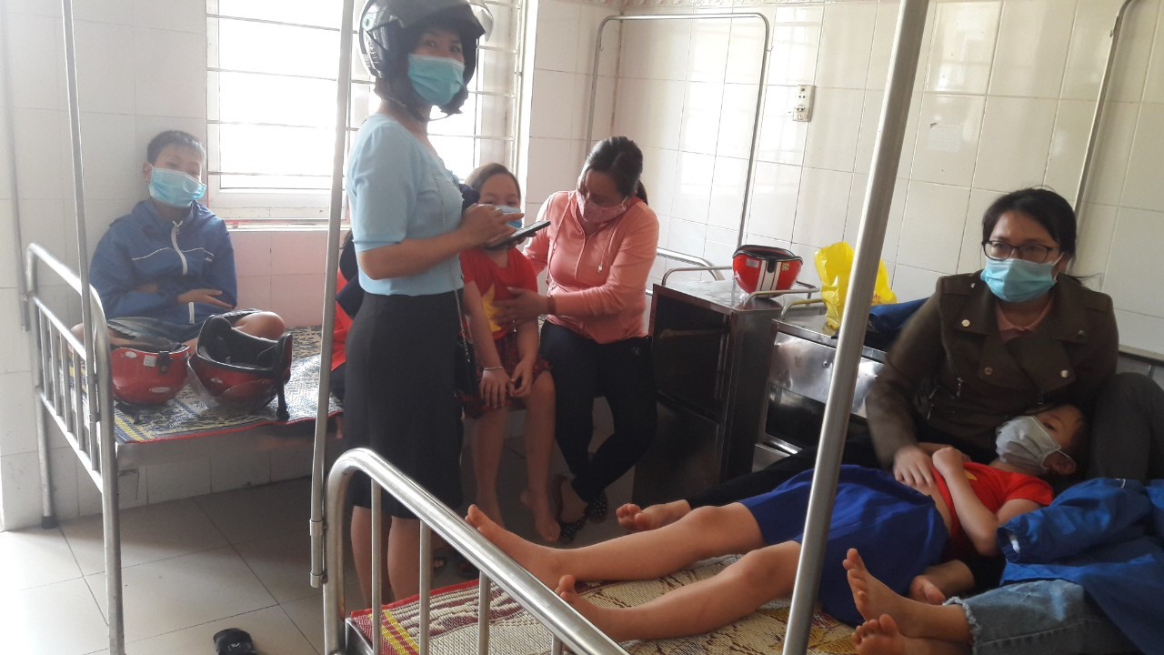 Sau bữa ăn trưa ở trường, h&agrave;ng chục học sinh tiểu học nhập viện - Ảnh 1.