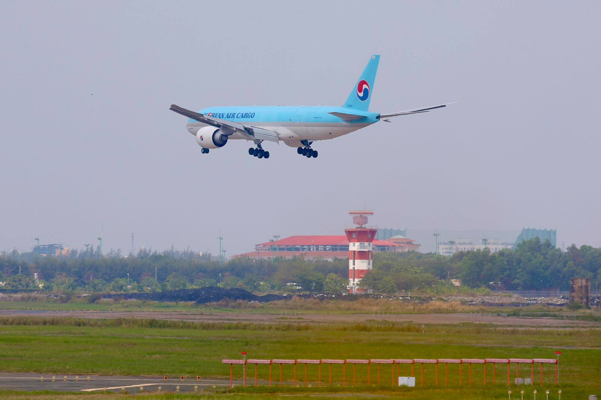 L&ocirc; vắc-xin ngừa Covid-19 đầu ti&ecirc;n về đến s&acirc;n bay T&acirc;n Sơn Nhất - Ảnh 2.
