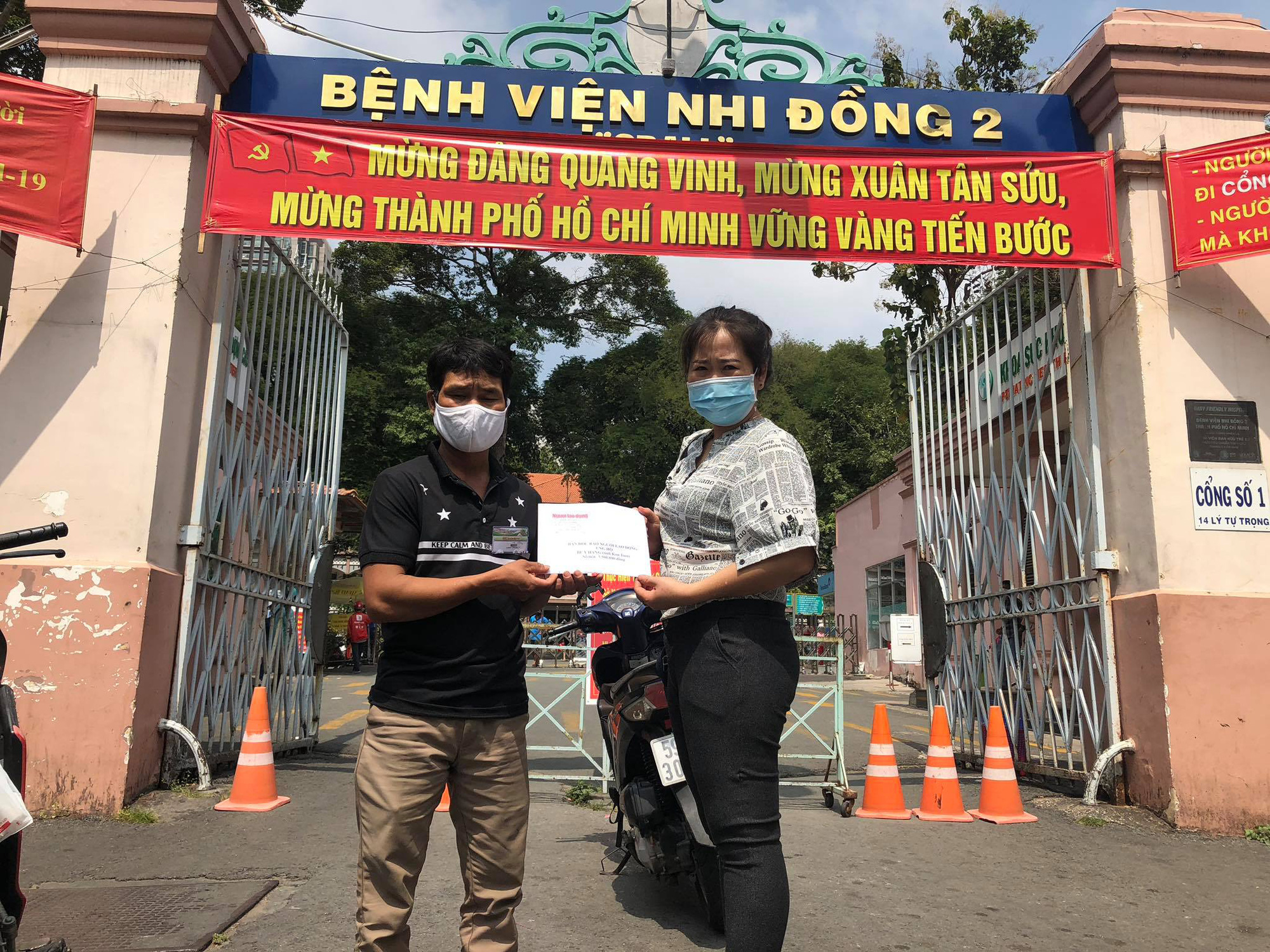 B&eacute; g&aacute;i 7 tuổi bị phỏng, gia đ&igrave;nh đưa về nh&agrave; chờ chết: Rất cần sự gi&uacute;p đỡ - Ảnh 2.