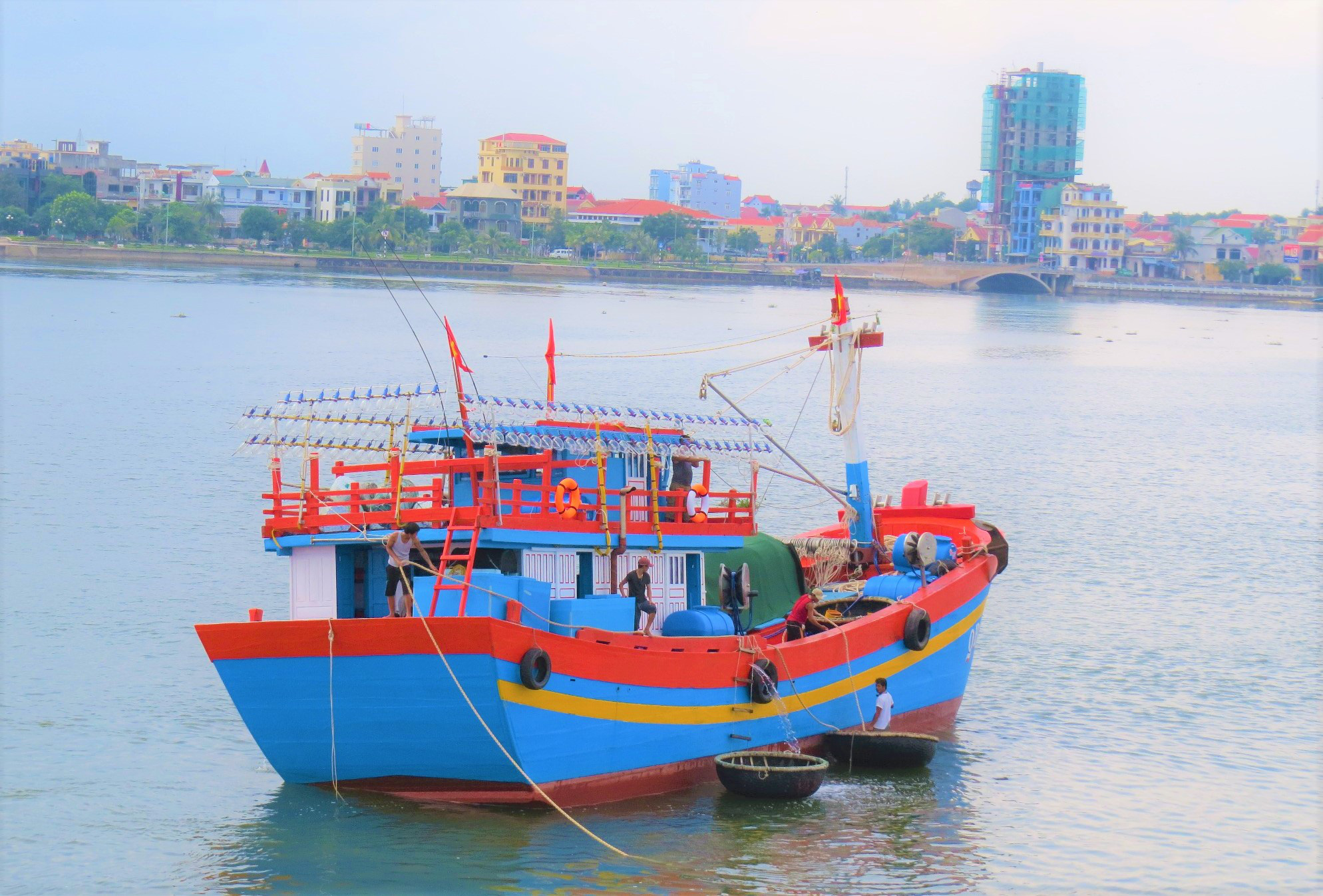 CH&Ugrave;M ẢNH: Chuyến x&ocirc;ng biển đầu năm của ngư d&acirc;n Quảng B&igrave;nh - Ảnh 11.