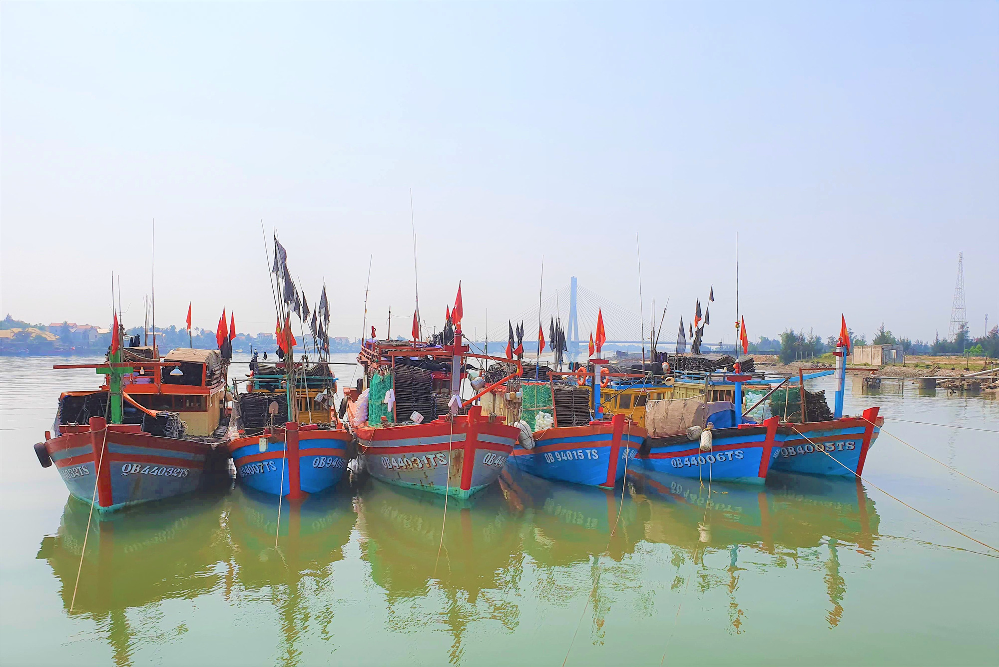 CH&Ugrave;M ẢNH: Chuyến x&ocirc;ng biển đầu năm của ngư d&acirc;n Quảng B&igrave;nh - Ảnh 2.