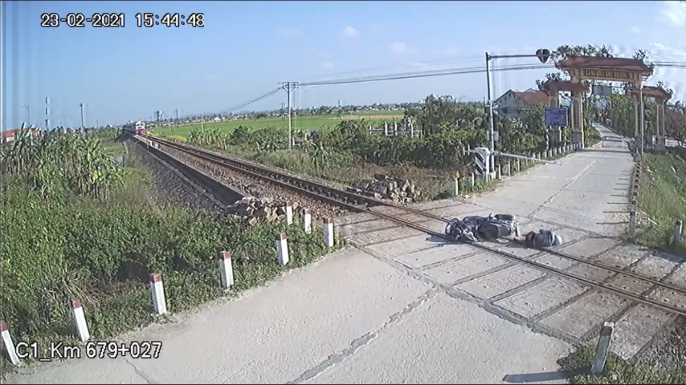 CLIP: Th&oacute;t tim với 13 gi&acirc;y sinh tử của người đ&agrave;n &ocirc;ng trước mũi t&agrave;u SE4 - Ảnh 1.