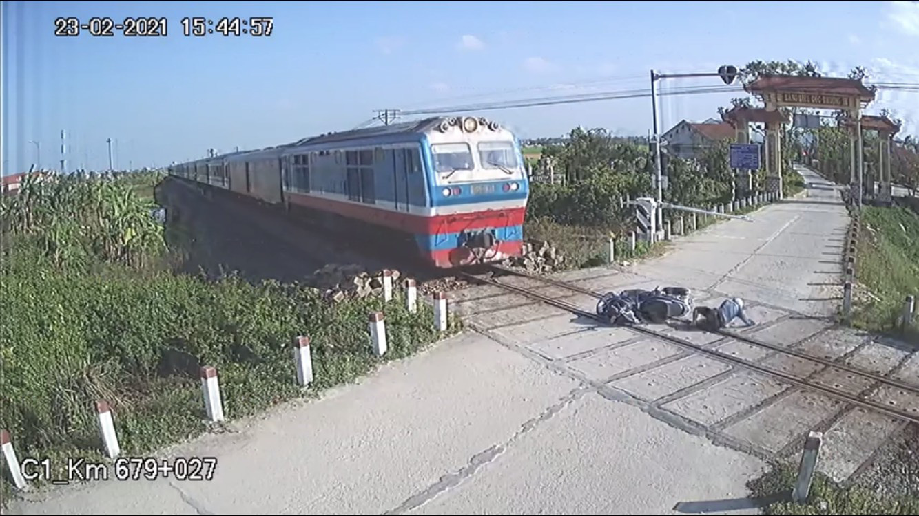 CLIP: Th&oacute;t tim với 13 gi&acirc;y sinh tử của người đ&agrave;n &ocirc;ng trước mũi t&agrave;u SE4 - Ảnh 2.