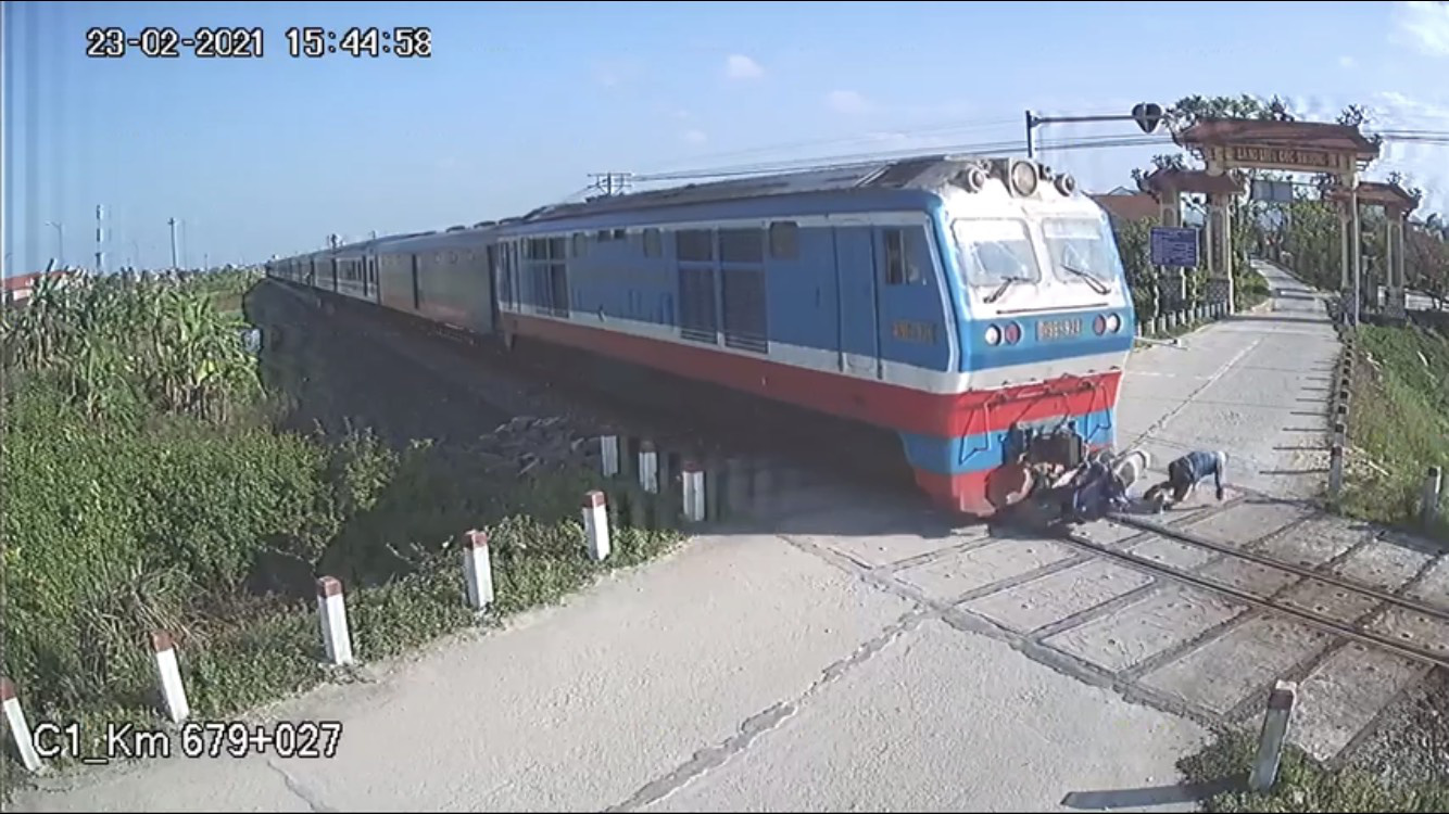CLIP: Th&oacute;t tim với 13 gi&acirc;y sinh tử của người đ&agrave;n &ocirc;ng trước mũi t&agrave;u SE4 - Ảnh 3.