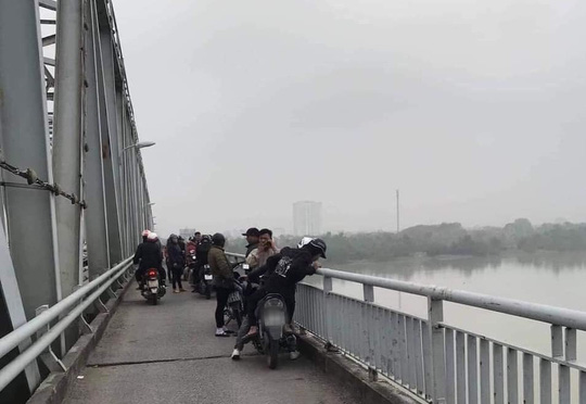 Để lại xe máy, tiền bạc cùng giấy tờ tùy nhân trên cầu, nam thanh niên biến mất