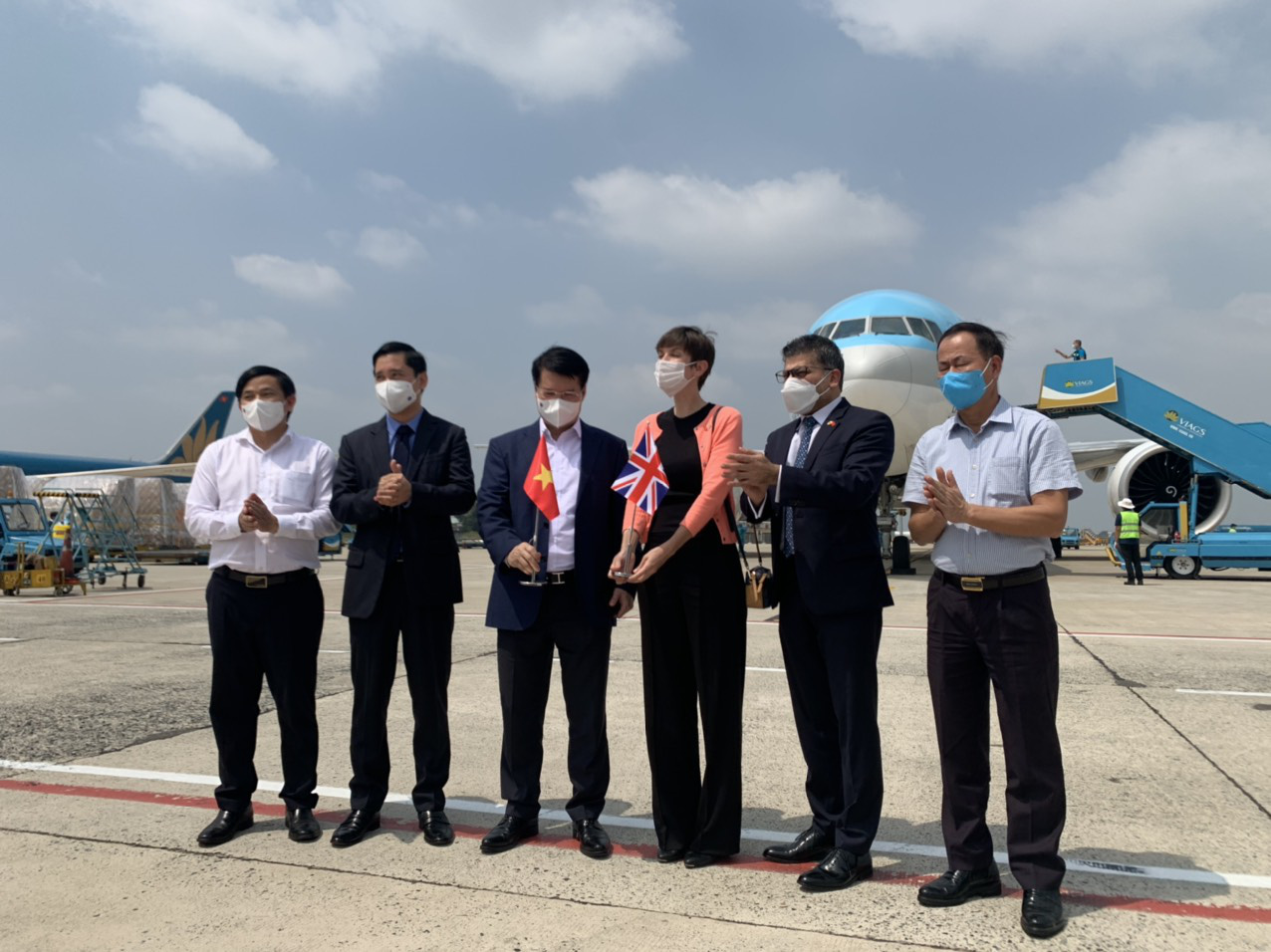 L&ocirc; vắc-xin ngừa Covid-19 đầu ti&ecirc;n về đến s&acirc;n bay T&acirc;n Sơn Nhất - Ảnh 4.