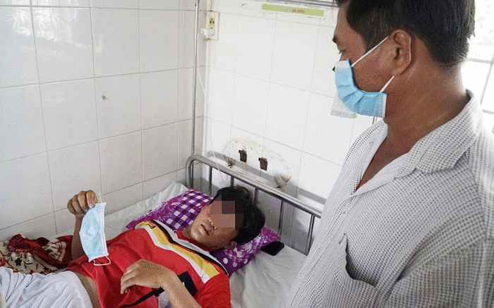 Triệu tập c&aacute;c đối tượng vụ h&agrave;nh hung d&atilde; man học sinh - Ảnh 1.