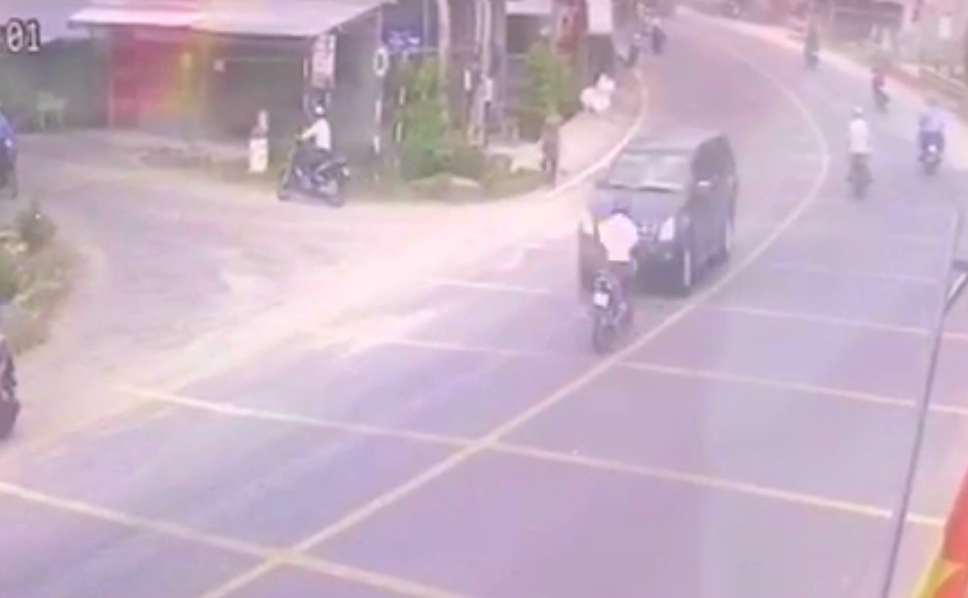 Chạy về b&aacute;o tin cha bị tai nạn, con trai t&ocirc;ng v&agrave;o xe b&aacute;n tải tử vong - Ảnh 1.