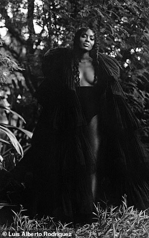&ldquo;B&aacute;o đen&rdquo; Naomi Campbell khoe vẻ hoang d&atilde; v&agrave; quyến rũ - Ảnh 13.
