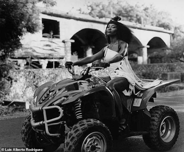 &ldquo;B&aacute;o đen&rdquo; Naomi Campbell khoe vẻ hoang d&atilde; v&agrave; quyến rũ - Ảnh 12.