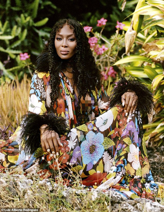 &ldquo;B&aacute;o đen&rdquo; Naomi Campbell khoe vẻ hoang d&atilde; v&agrave; quyến rũ - Ảnh 9.