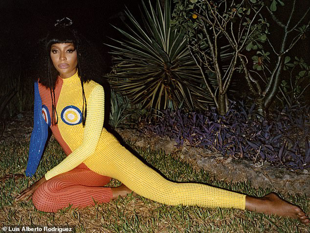 &ldquo;B&aacute;o đen&rdquo; Naomi Campbell khoe vẻ hoang d&atilde; v&agrave; quyến rũ - Ảnh 10.