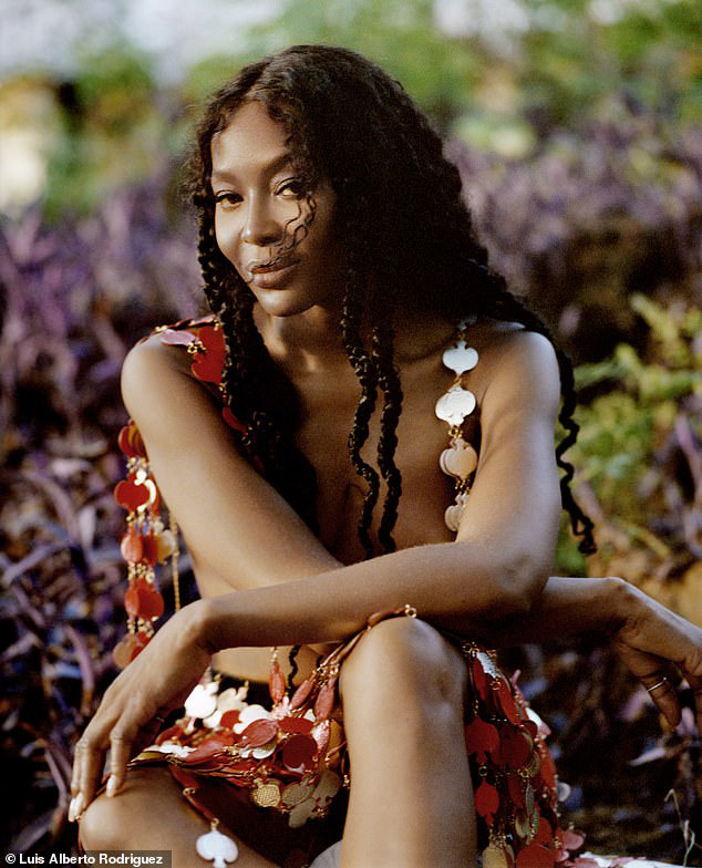 &ldquo;B&aacute;o đen&rdquo; Naomi Campbell khoe vẻ hoang d&atilde; v&agrave; quyến rũ - Ảnh 8.