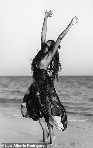 &ldquo;B&aacute;o đen&rdquo; Naomi Campbell khoe vẻ hoang d&atilde; v&agrave; quyến rũ - Ảnh 4.