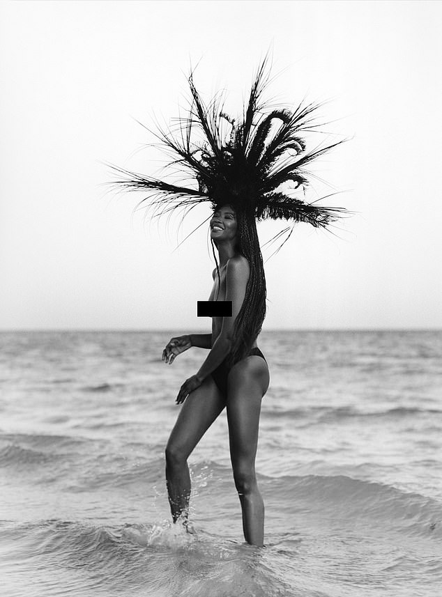 &ldquo;B&aacute;o đen&rdquo; Naomi Campbell khoe vẻ hoang d&atilde; v&agrave; quyến rũ - Ảnh 1.