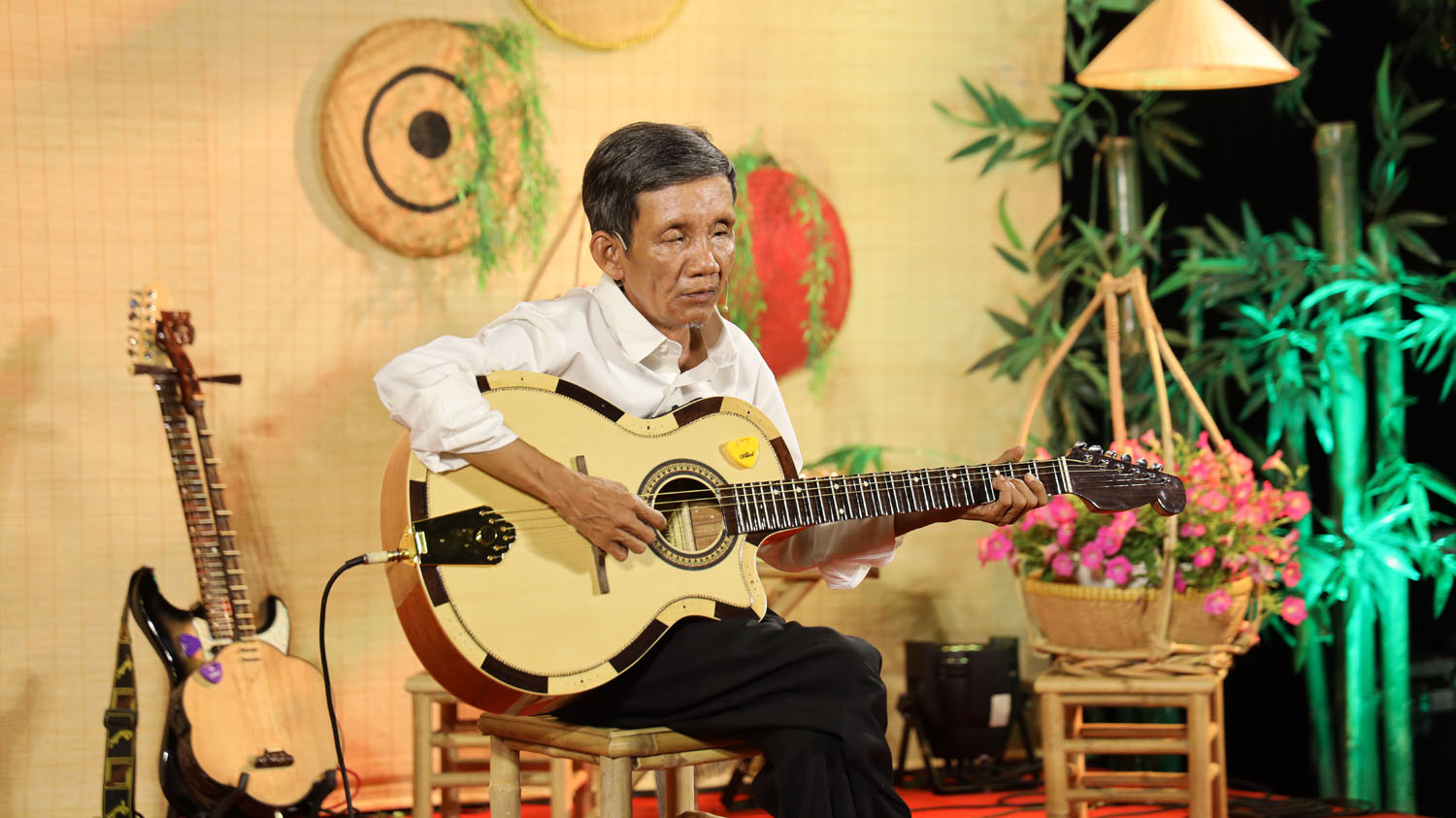 Người cha khiếm thị chơi đàn guitar, ca cổ gây bất ngờ