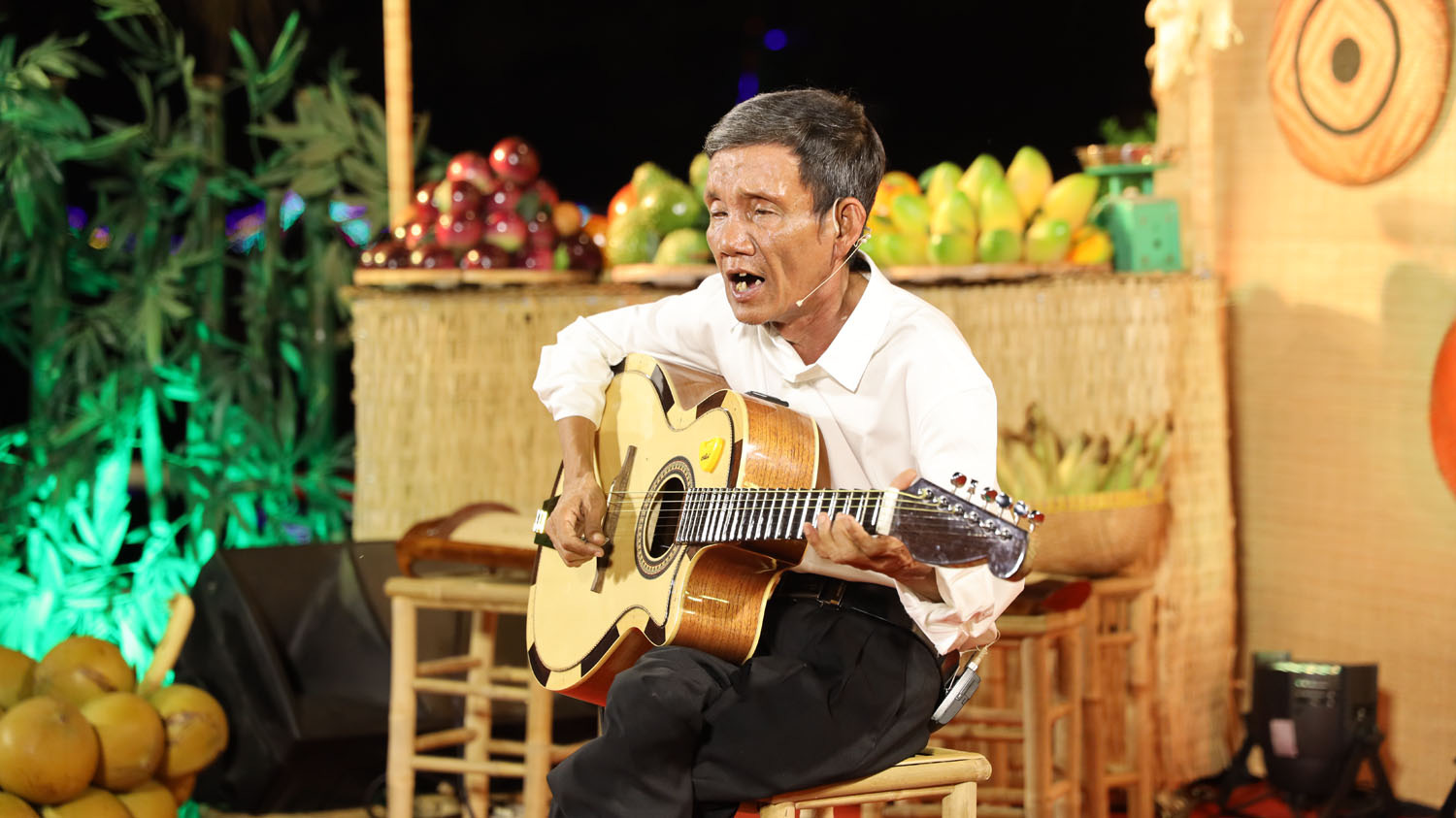 Người cha khiếm thị chơi đ&agrave;n guitar, ca cổ g&acirc;y bất ngờ - Ảnh 1.