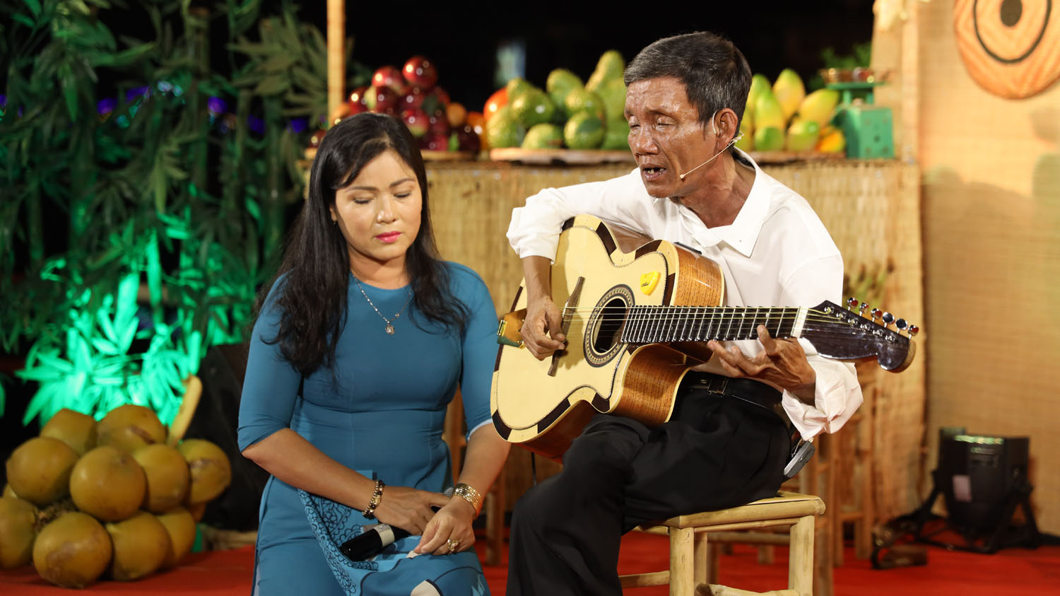 Người cha khiếm thị chơi đ&agrave;n guitar, ca cổ g&acirc;y bất ngờ - Ảnh 6.