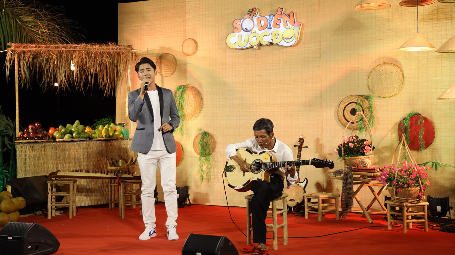 Người cha khiếm thị chơi đ&agrave;n guitar, ca cổ g&acirc;y bất ngờ - Ảnh 5.