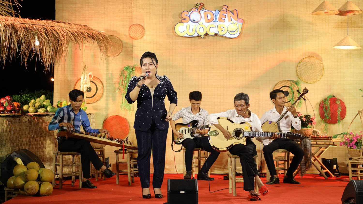 Người cha khiếm thị chơi đ&agrave;n guitar, ca cổ g&acirc;y bất ngờ - Ảnh 4.