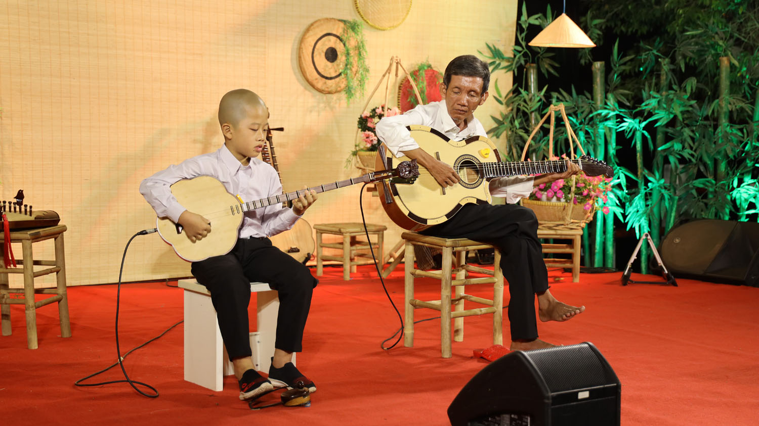 Người cha khiếm thị chơi đ&agrave;n guitar, ca cổ g&acirc;y bất ngờ - Ảnh 3.