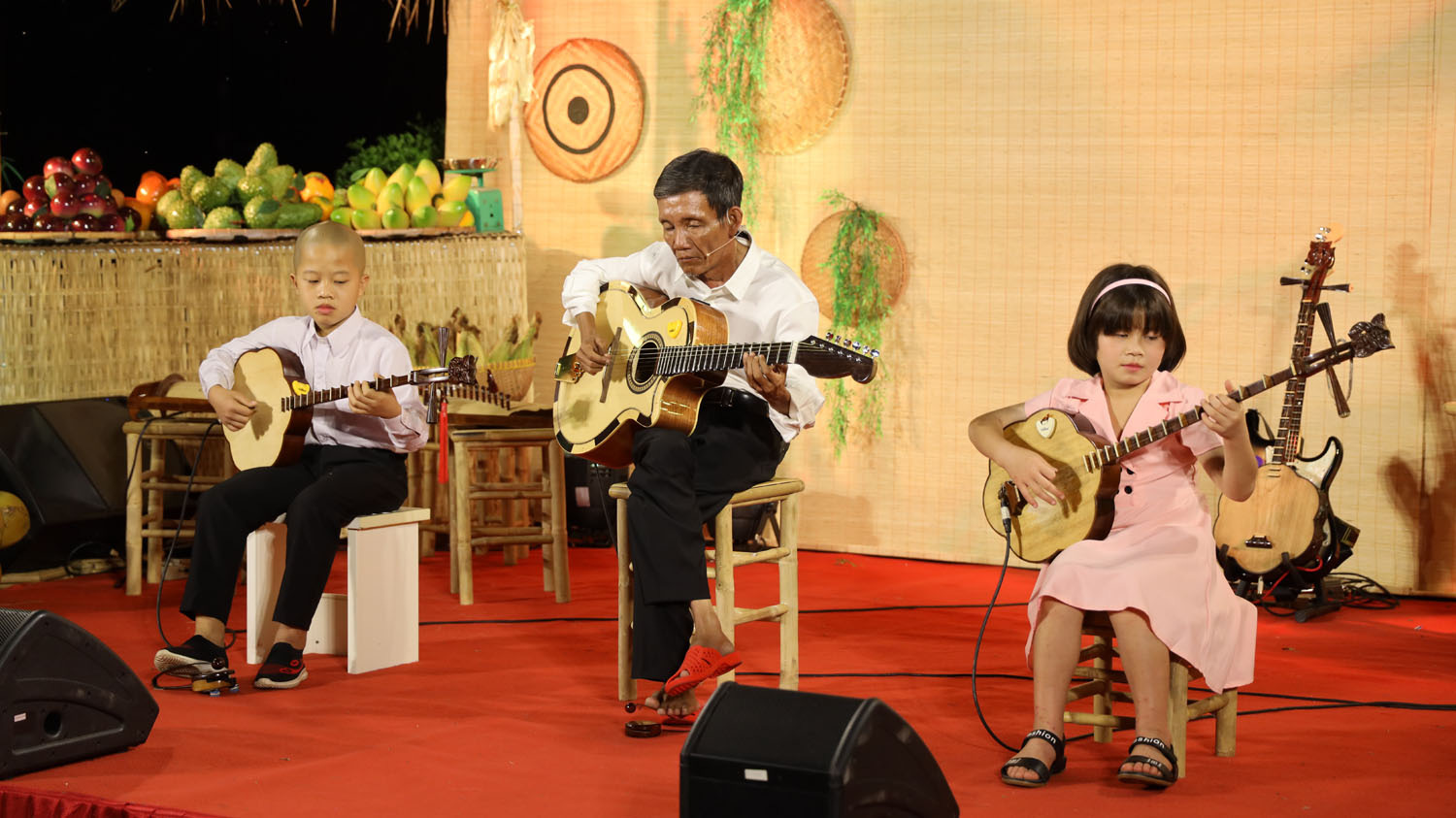 Người cha khiếm thị chơi đ&agrave;n guitar, ca cổ g&acirc;y bất ngờ - Ảnh 2.