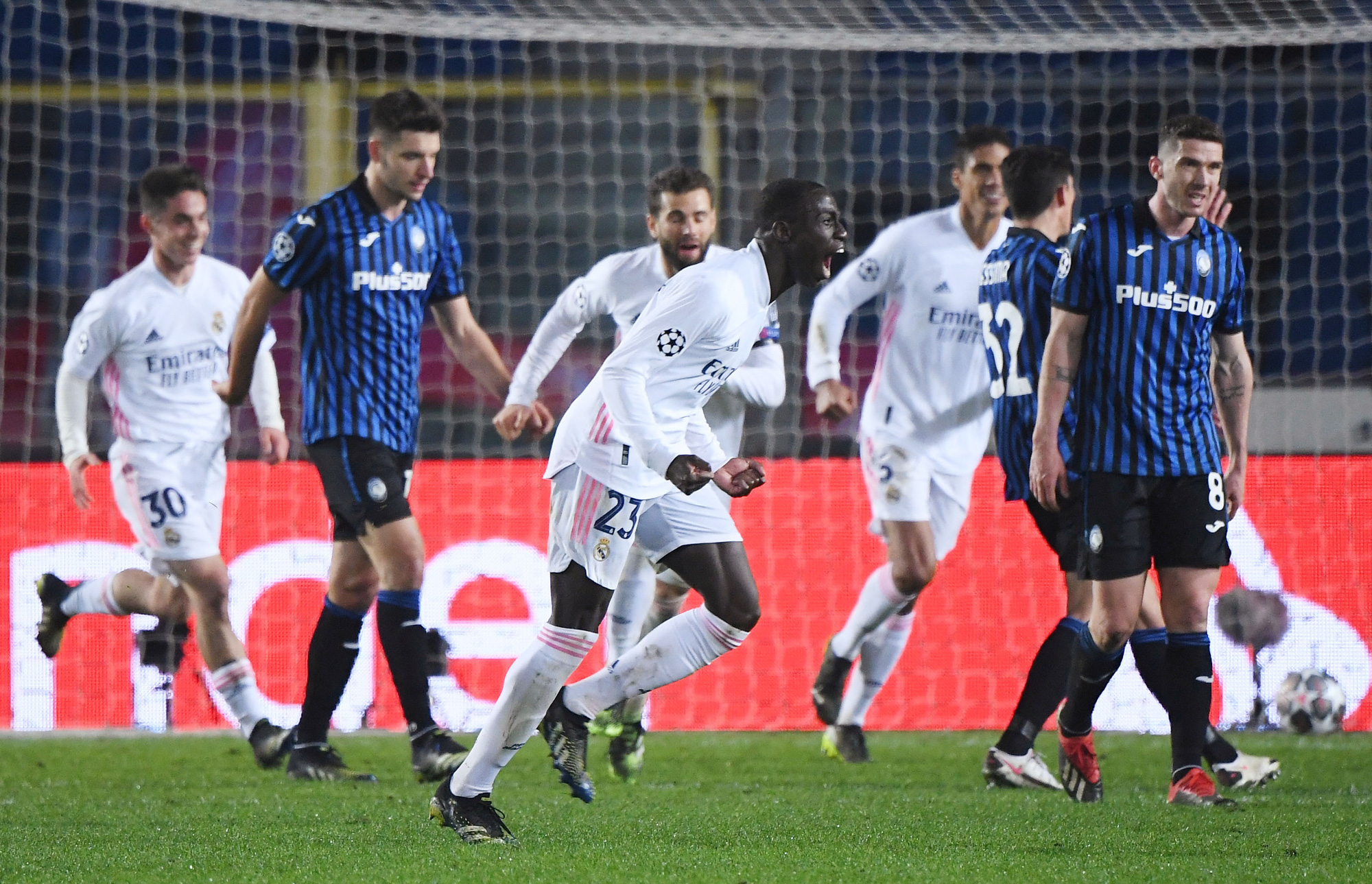 Hậu vệ ghi b&agrave;n, Real Madrid tho&aacute;t hiểm trước bẫy rập Atalanta - Ảnh 4.
