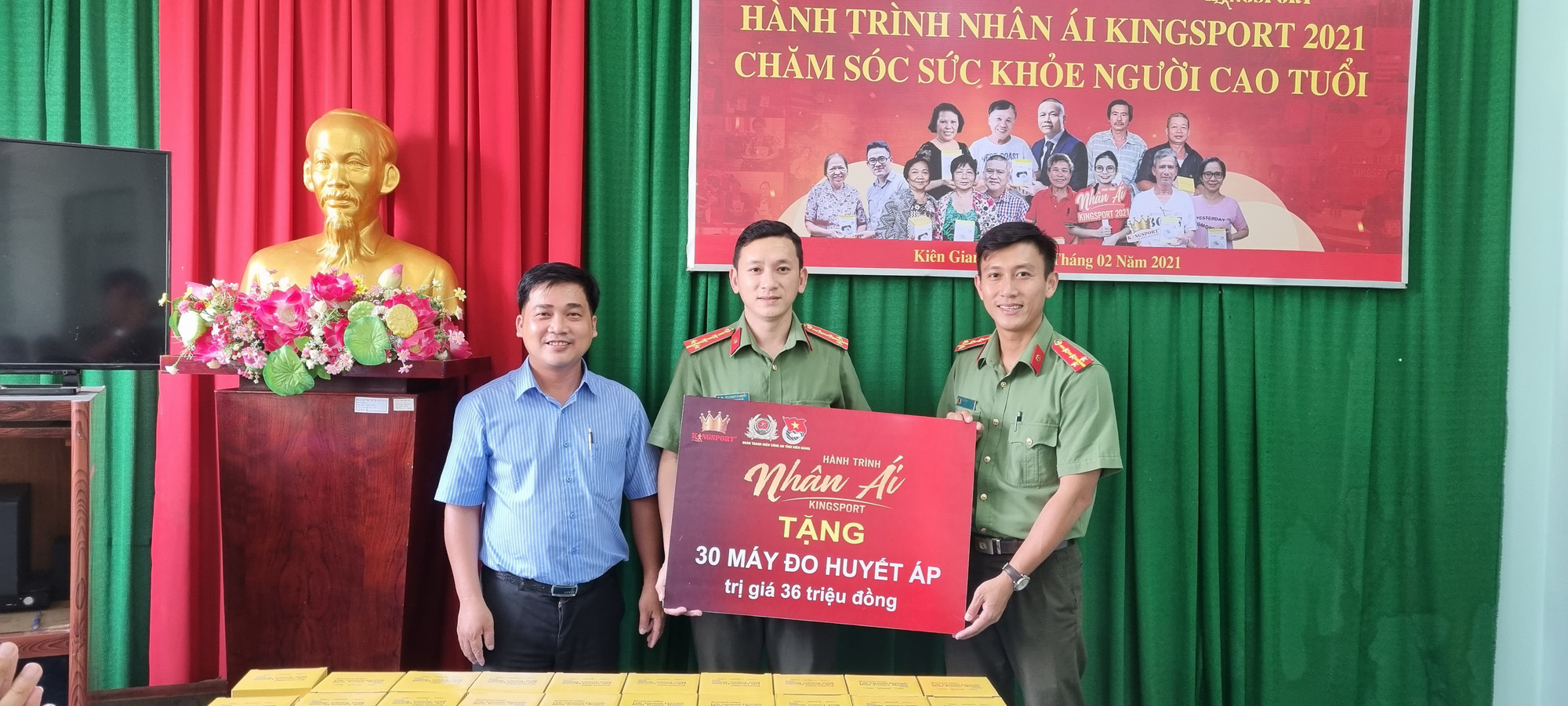 Đo&agrave;n Thanh ni&ecirc;n C&ocirc;ng an tỉnh Ki&ecirc;n Giang tiếp nhận 30 m&aacute;y đo huyết &aacute;p - Ảnh 1.