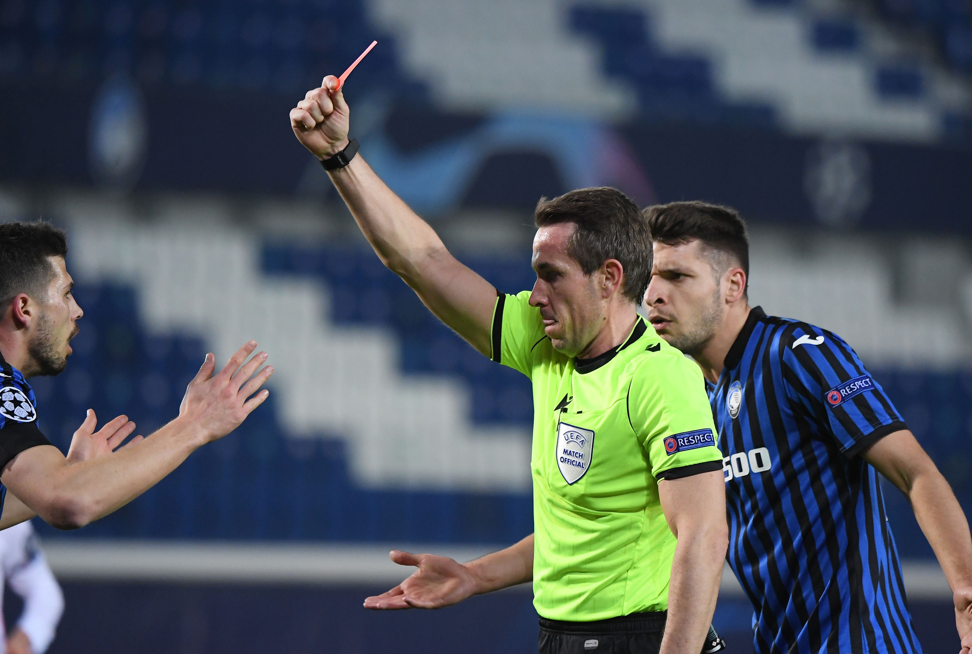 Hậu vệ ghi b&agrave;n, Real Madrid tho&aacute;t hiểm trước bẫy rập Atalanta - Ảnh 3.