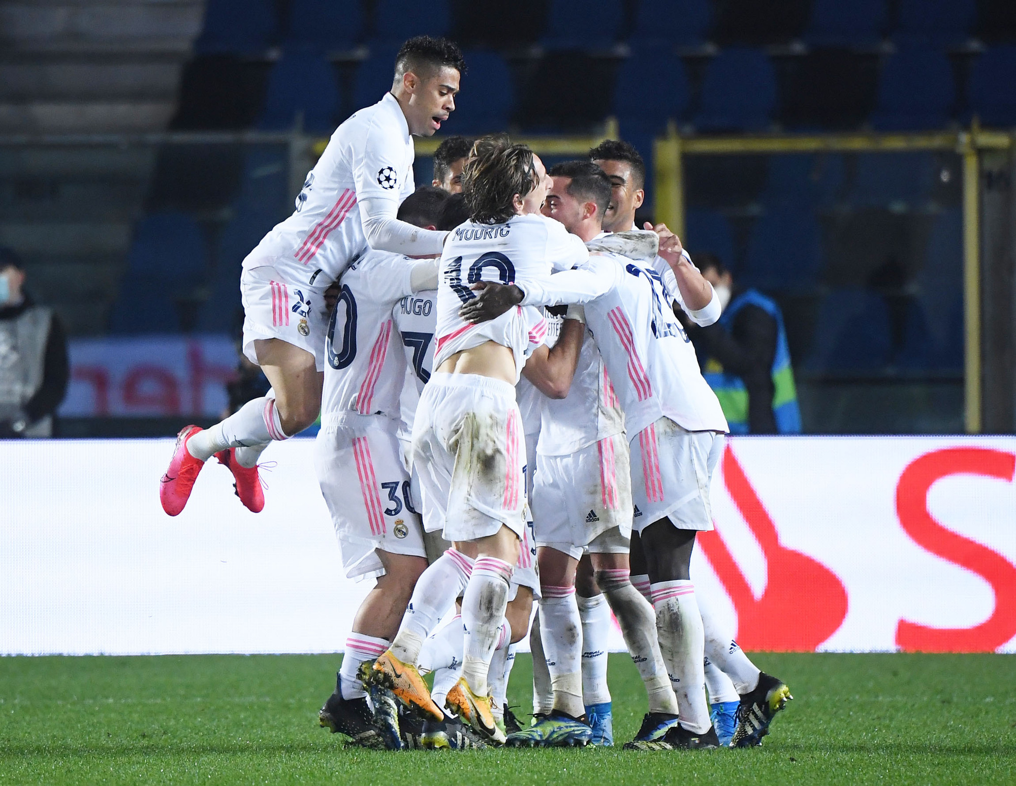 Hậu vệ ghi b&agrave;n, Real Madrid tho&aacute;t hiểm trước bẫy rập Atalanta - Ảnh 5.