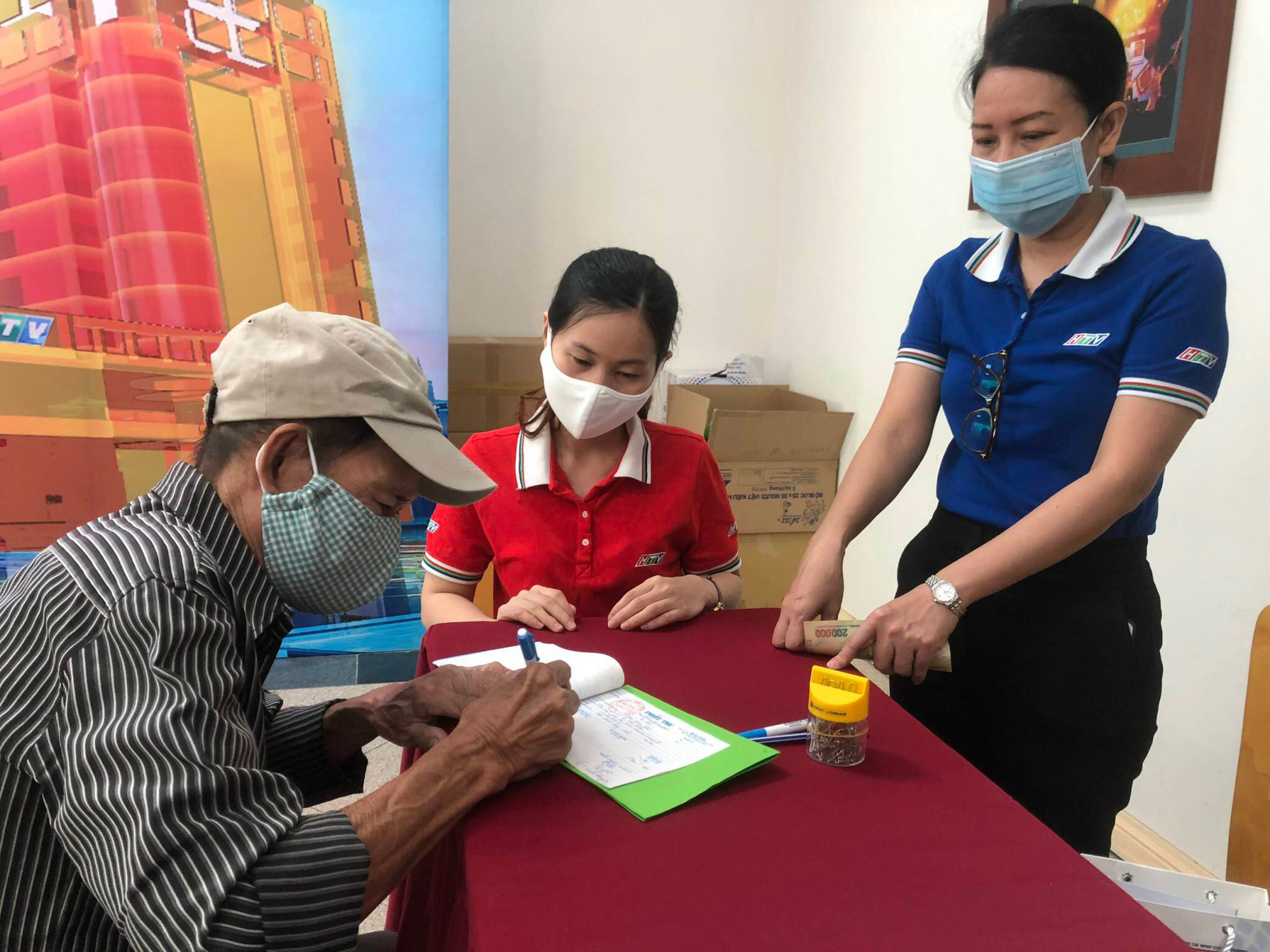 Người d&acirc;n cả nước đ&oacute;ng g&oacute;p tiền mua vắc-xin Covid-19 - Ảnh 5.