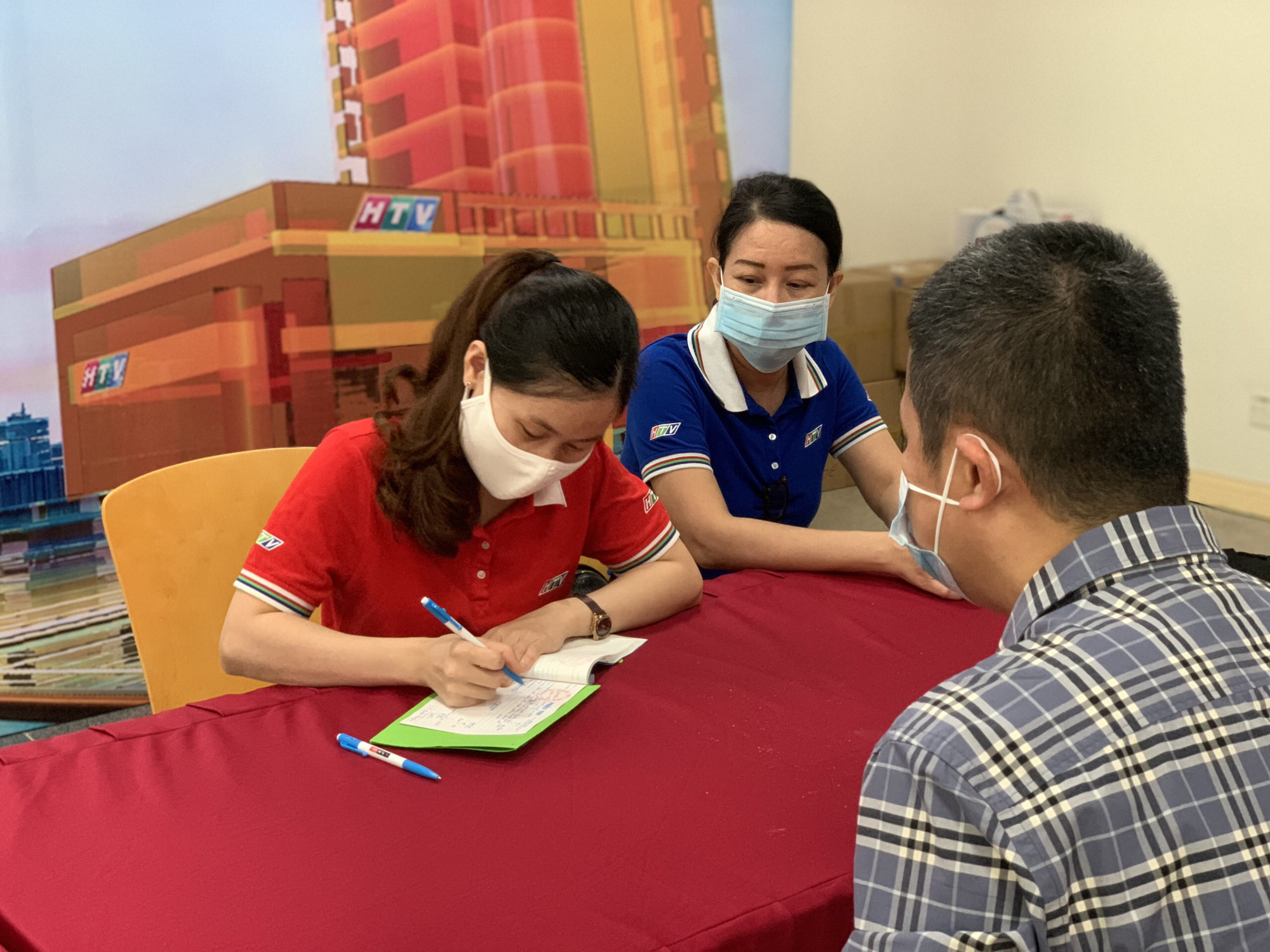 Người d&acirc;n cả nước đ&oacute;ng g&oacute;p tiền mua vắc-xin Covid-19 - Ảnh 4.