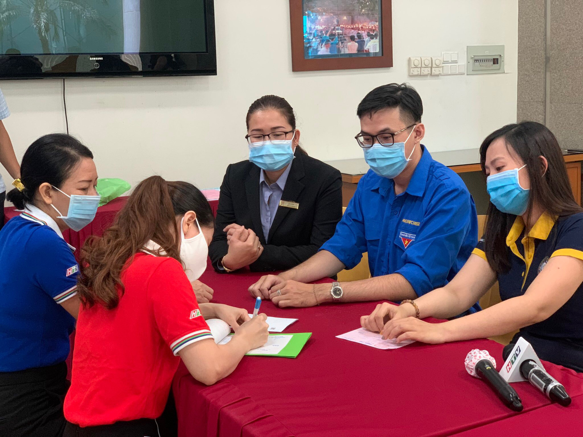 Người d&acirc;n cả nước đ&oacute;ng g&oacute;p tiền mua vắc-xin Covid-19 - Ảnh 6.