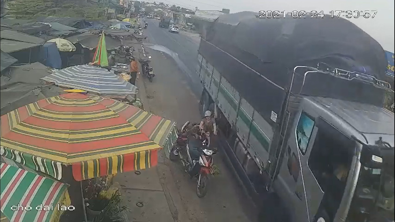 Clip: Th&oacute;t tim xe tải vượt ẩu, hất văng 3 mẹ con tho&aacute;t chết trong gang tấc - Ảnh 2.
