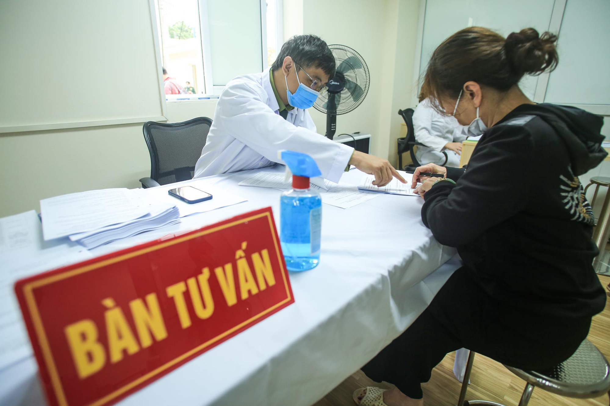 CLIP: Nhiều người tình nguyện đăng ký tiêm thử nghiệm vắc-xin Covid-19 ở độ tuổi 60 - 70 - Ảnh 13.