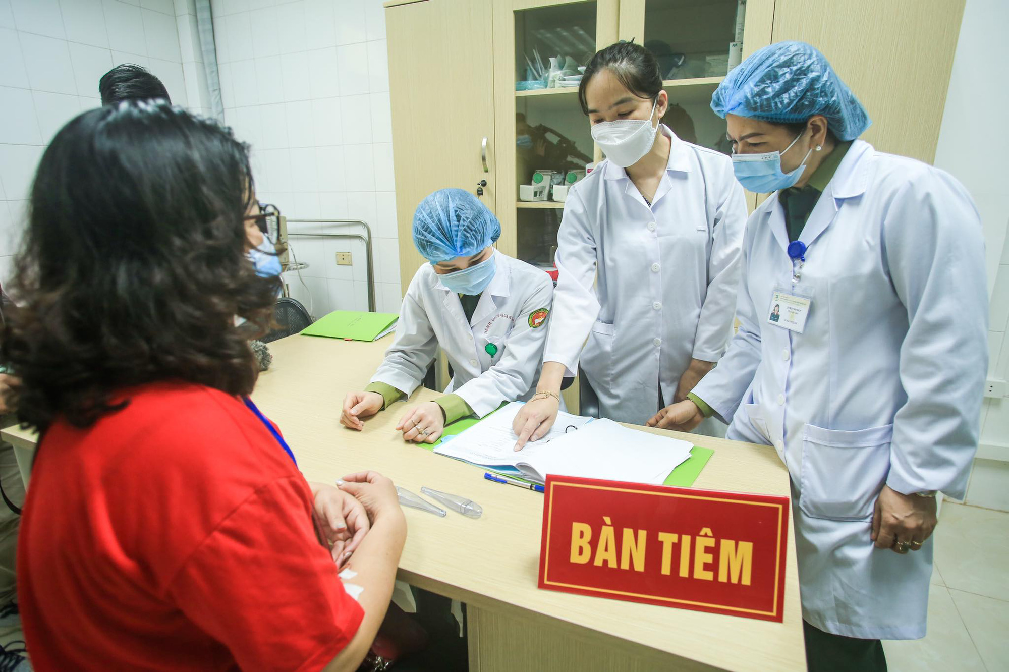 CLIP: Nhiều người tình nguyện đăng ký tiêm thử nghiệm vắc-xin Covid-19 ở độ tuổi 60 - 70 - Ảnh 20.