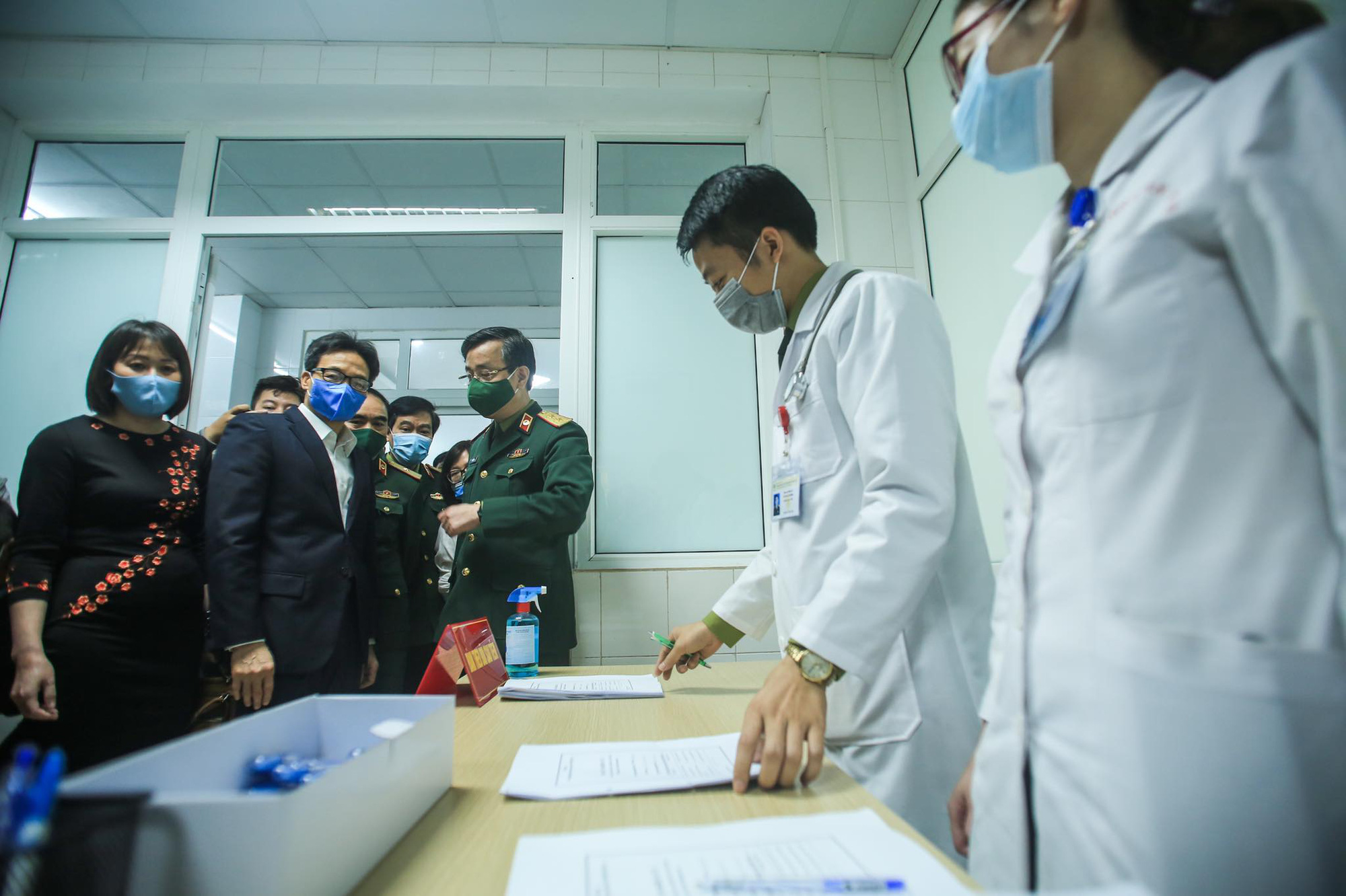 CLIP: Nhiều người tình nguyện đăng ký tiêm thử nghiệm vắc-xin Covid-19 ở độ tuổi 60 - 70 - Ảnh 23.