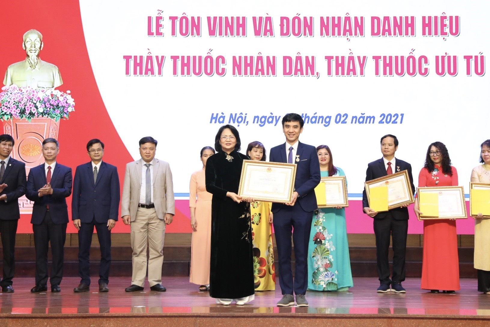 Nhiều thầy thuốc nhận danh hiệu cao quý của nhà nước trao tặng
