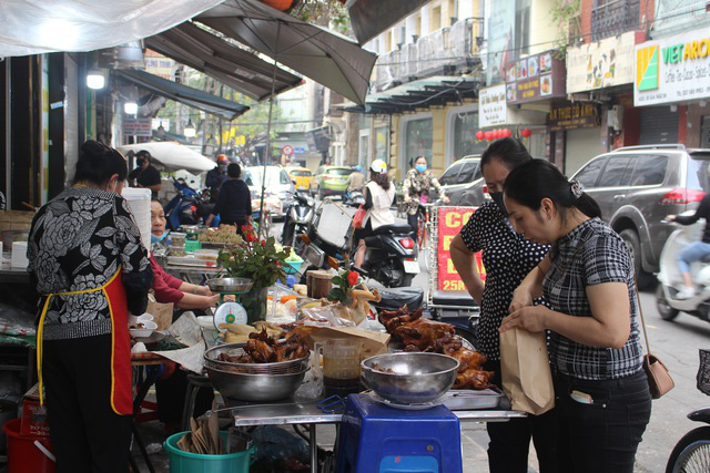 G&agrave; ngậm hoa hồng đắt kh&aacute;ch tại chợ nh&agrave; gi&agrave;u H&agrave; Nội ng&agrave;y Rằm th&aacute;ng Gi&ecirc;ng - Ảnh 12.