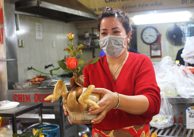 G&agrave; ngậm hoa hồng đắt kh&aacute;ch tại chợ nh&agrave; gi&agrave;u H&agrave; Nội ng&agrave;y Rằm th&aacute;ng Gi&ecirc;ng - Ảnh 4.