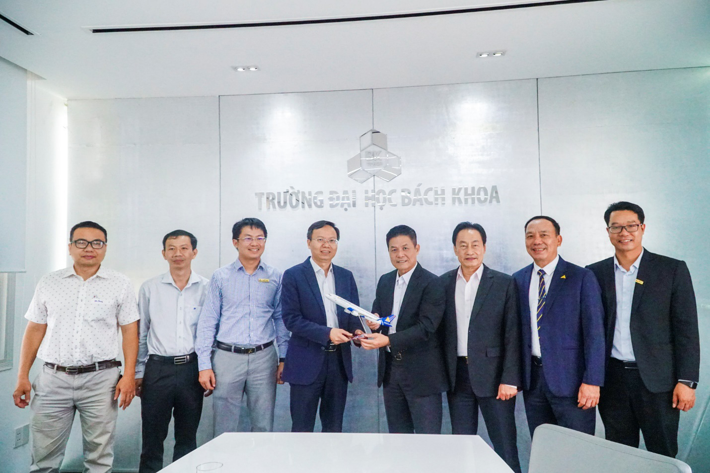 Vietravel Holdings v&agrave; ĐH B&aacute;ch Khoa TP HCM  tăng cường hợp t&aacute;c ph&aacute;t triển nguồn nh&acirc;n lực - Ảnh 4.