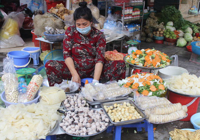 G&agrave; ngậm hoa hồng đắt kh&aacute;ch tại chợ nh&agrave; gi&agrave;u H&agrave; Nội ng&agrave;y Rằm th&aacute;ng Gi&ecirc;ng - Ảnh 6.