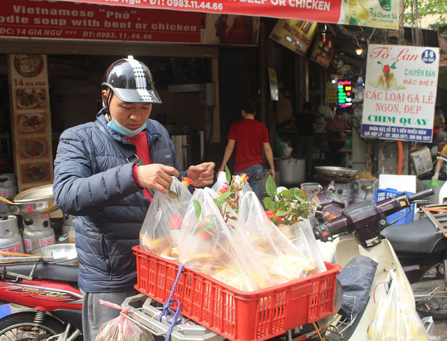 G&agrave; ngậm hoa hồng đắt kh&aacute;ch tại chợ nh&agrave; gi&agrave;u H&agrave; Nội ng&agrave;y Rằm th&aacute;ng Gi&ecirc;ng - Ảnh 10.
