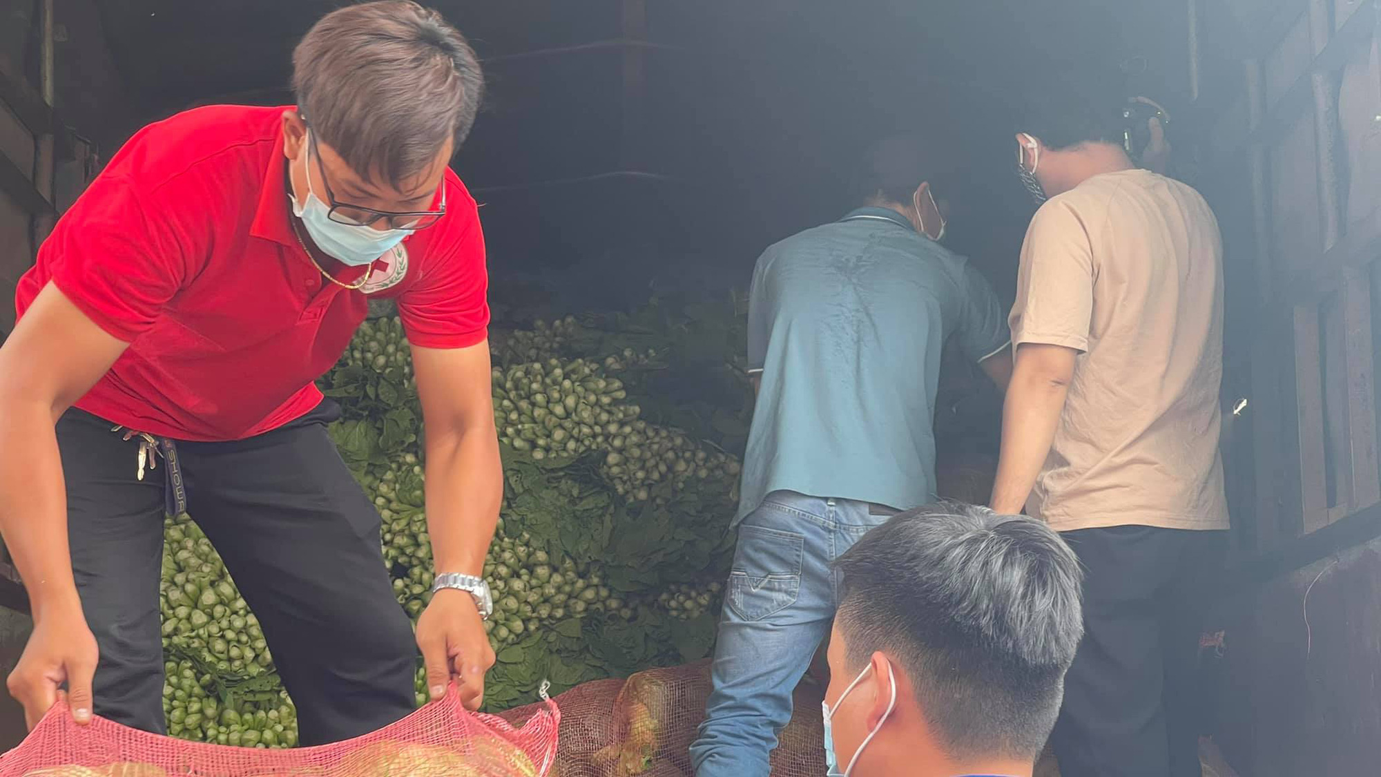 Chở nông sản Hải Dương vượt 1.800km vào TP HCM để biếu không