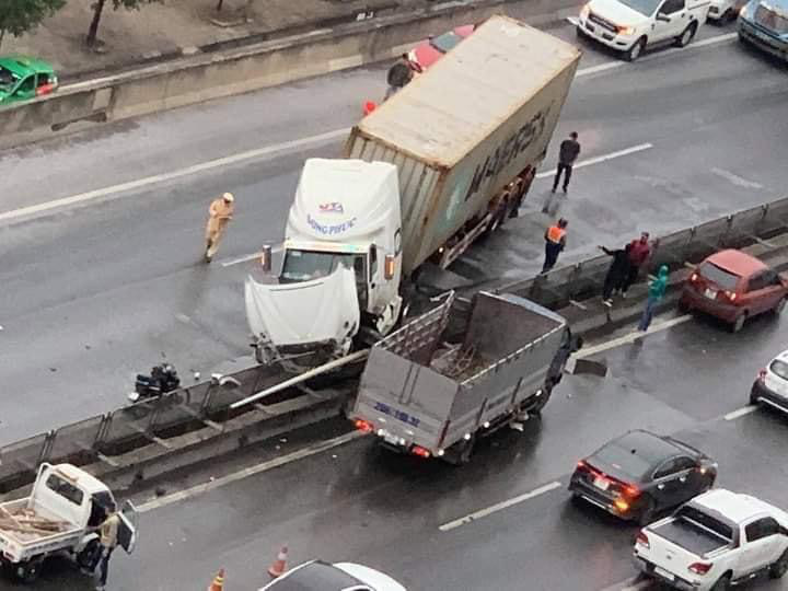 Xe container tông nát giải phân cách, đường trên cao tắc nghẽn