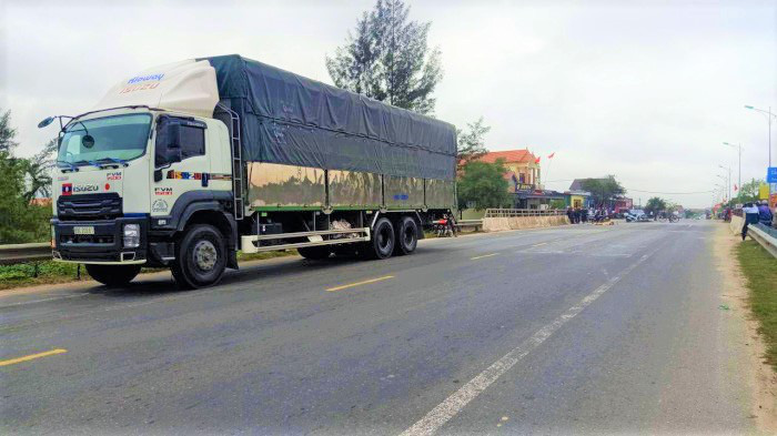 Quảng Bình: Va chạm với xe tải, 2 vợ chồng thương vong